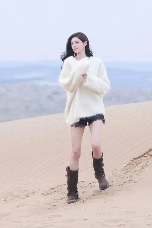 张予曦的颜应该没有人不爱吧?白色毛衣配短裤精致又潇洒!