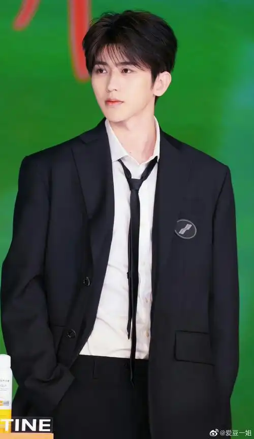 蔡徐坤黑色西装领带造型