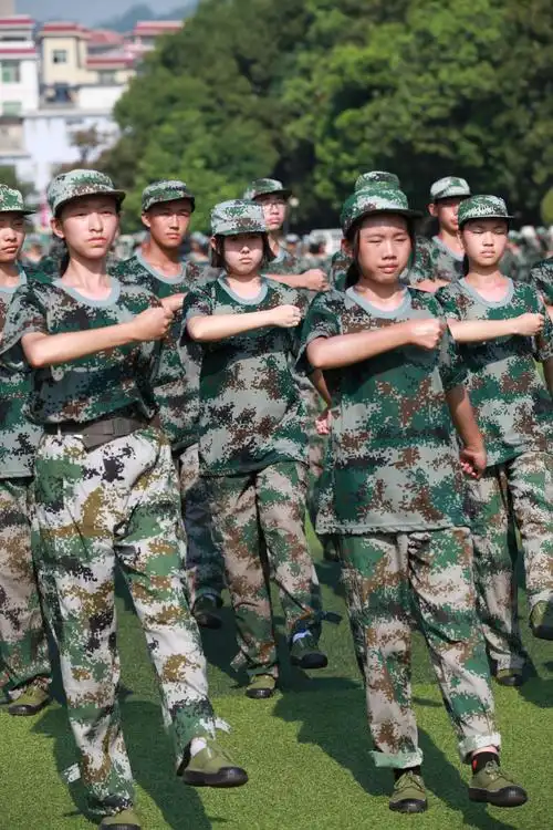 站军姿,给我们不屈的脊梁;练转身,给我们无穷的毅力.