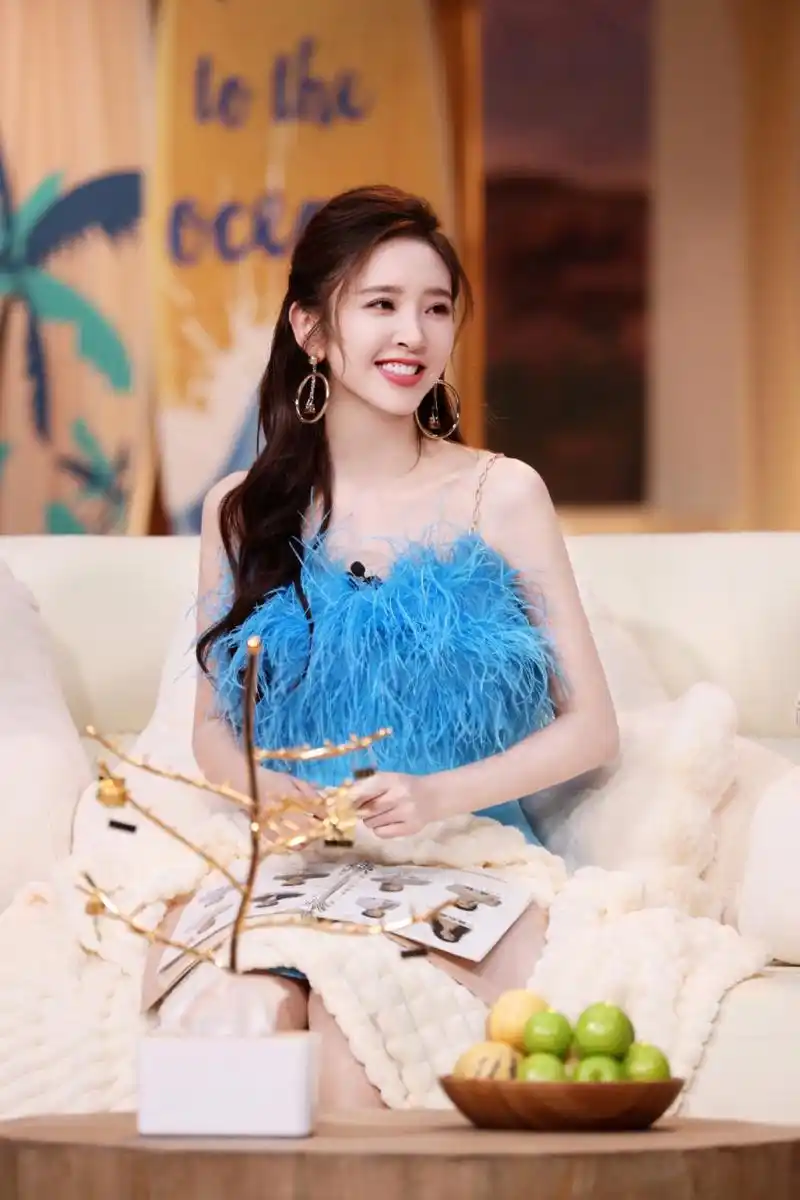 唐艺昕蓝色吊带裙大赏,身材婀娜性感,笑容甜美迷人,不愧是性感女神,美