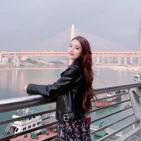 非常接生活的成熟美女头像侧面长发