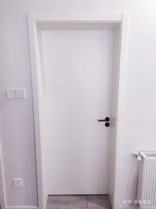 北欧风的装修一般卧室门都是用的白色的,最开始去欧亚达逛过,发现品牌