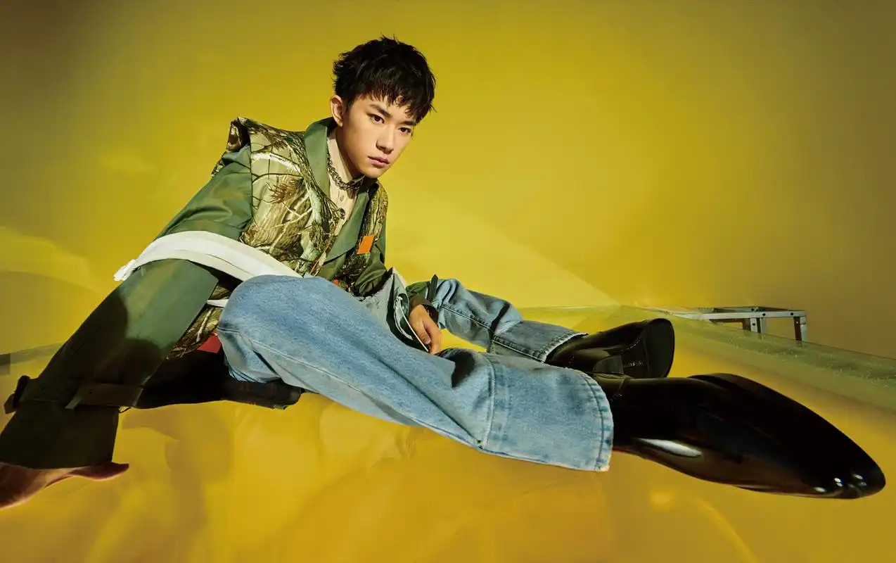 易烊千玺登杂志封面 演绎18岁的先锋创造者