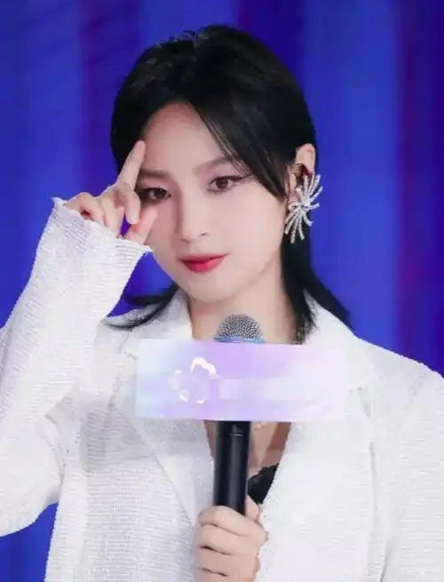 周笔畅现身活动现场清新短发配白色西装散发魅力