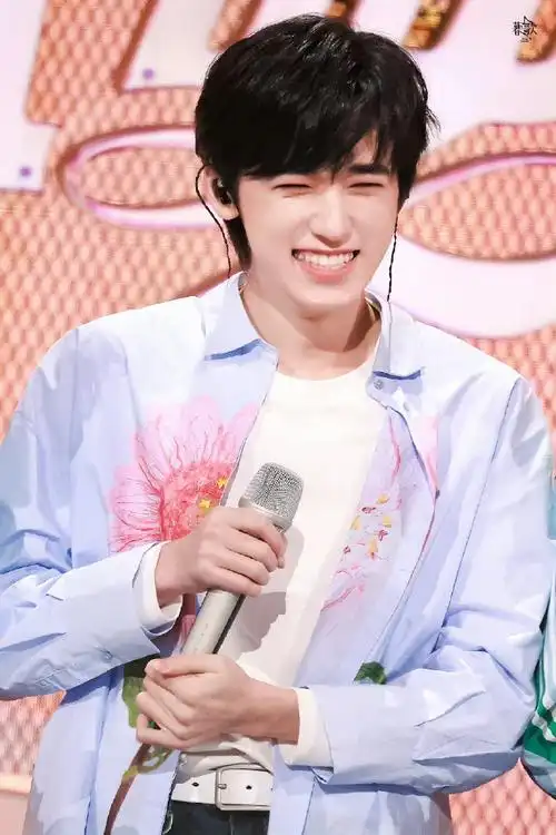 宋亚轩的笑从小到大都没变#@时代少年团-宋亚轩从小可爱到大,笑起来