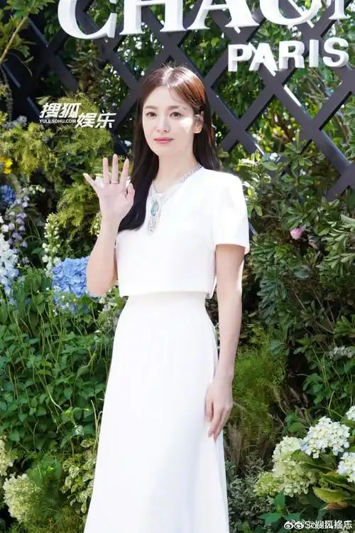 宋慧乔 香港chaumet活动两组造型 黑色衬衫长裙和纯白连衣裙