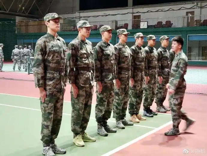 孙杨寒冬军训晒出军姿照:军人精神 我们都是战士