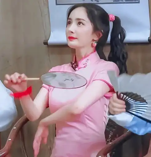 女明星穿旗袍为什么要捂肚子看到杨幂放下手后瞬间就明白了