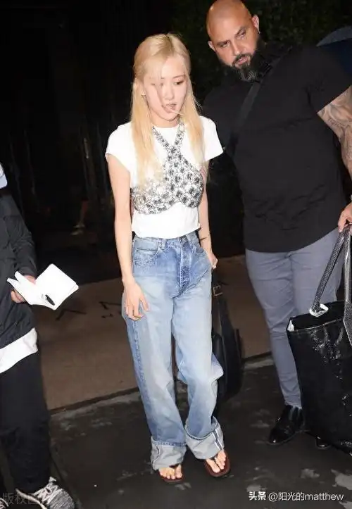 街拍blackpink成员朴彩英白色t恤阔腿牛仔裤亮片背心时尚个性