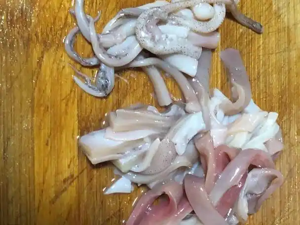 把鱿鱼外面的膜去掉,洗干净,切成条状.