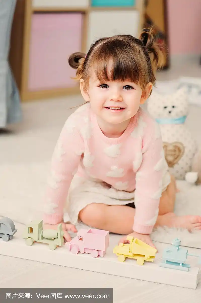 可爱快乐的2岁小女孩在家里玩玩具.