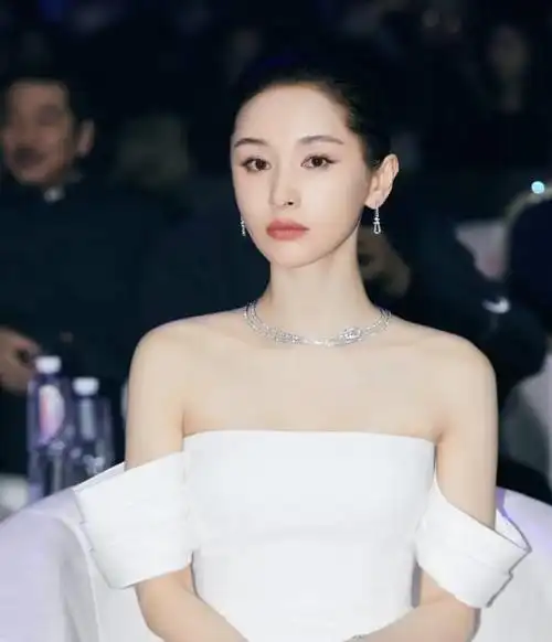 1米62王子文很会穿一条白色长裙气质优雅这气场得有一米八吧