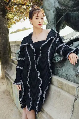 蒋欣脚踩"两根针"看秀,高跟鞋上套层蕾丝美炸了,网友:哪买的