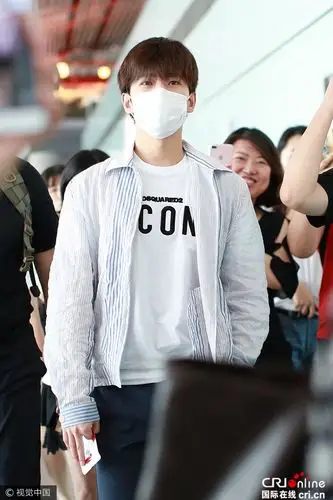 杨洋口罩遮面睡意朦胧 获迷妹接机一身休闲风帅炸