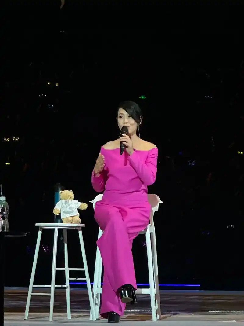 刘若英演唱会真的超好看|飞行几千公里.冲我招手那一刹那,我真 - 抖音