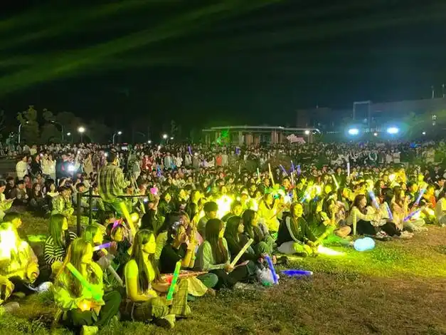 超燃超嗨春风桃李融媒草地音乐节火热开唱