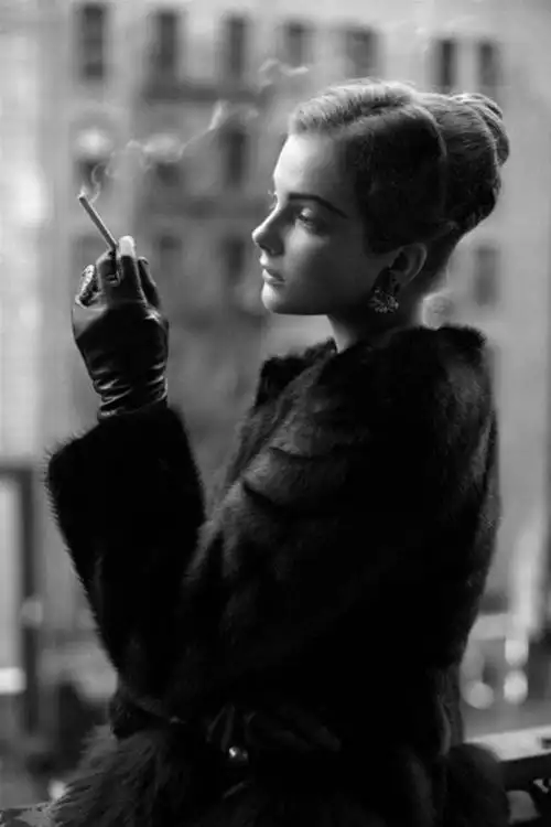 女生抽烟都是基于什么心理?大家怎么看?