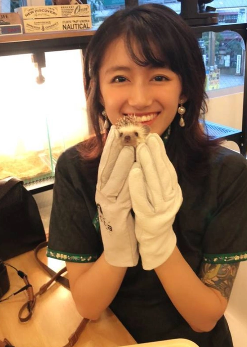 难怪李诞老婆平时只穿长裤当她换上开衩旗袍后这腿型过于真实