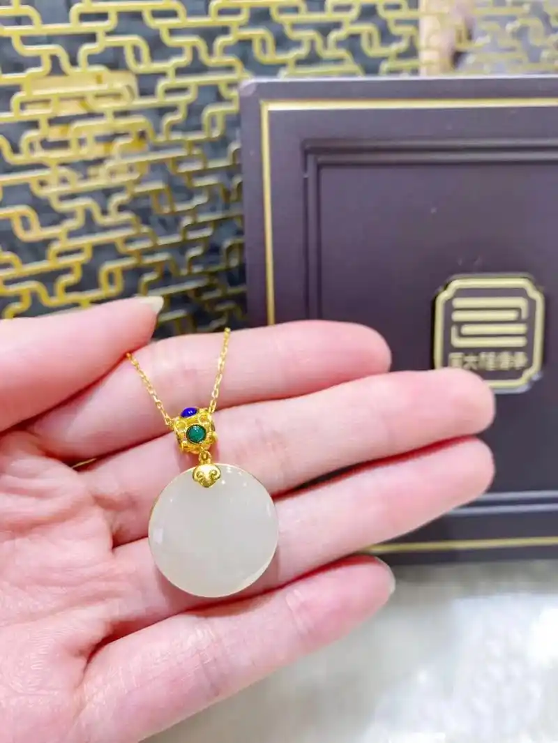 周大福国玉传承吊坠清雅温润的和田玉跟古朴 - 抖音