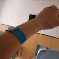 已戴上最贵的手环宫缩频繁已住院医生检查说已经开了05指求顺利剖腹