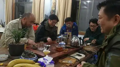 喝茶聊天时的轻松惬意是幸福的真实写照