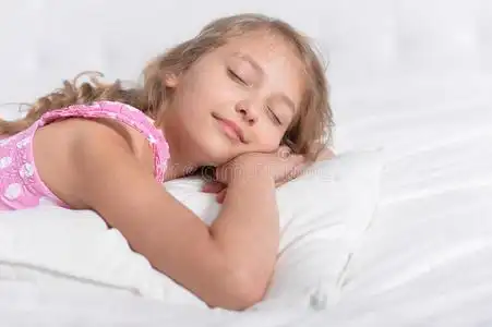 可爱的小女孩在睡觉照片