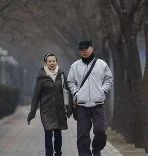 其实这么多的"老婆"其实都是工作中的搭档,郭冬临的妻子另有她人,据传
