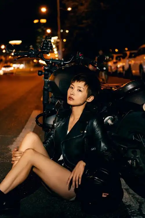 郑罗茜机车写真气场全开