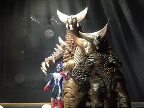 艾雷王和哥莫拉简笔画