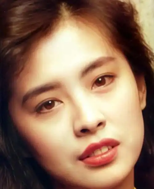 王祖贤是八零后的女神,那个年代的美人是纯天然的美,眉眼如风月,颦笑