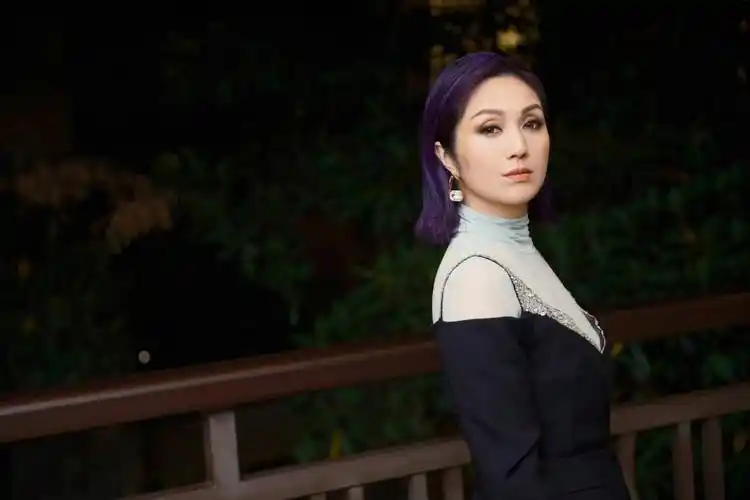 杨千嬅银河方舟音乐节斜肩礼服写真 挑染紫发浪漫时髦_杨千嬅_写真