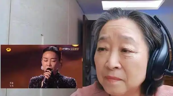 那英作为声名显赫的音乐导师,活跃于众多顶级音综节目中,仅凭其丰富的