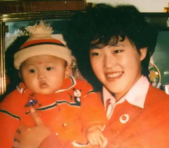 "冻龄女神"张佳宁:拒绝认亲父,百万豪宅送母,出道14年零绯闻_因为