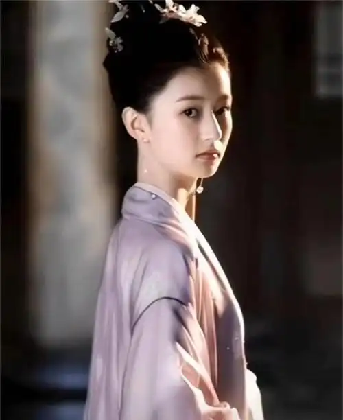 "王一博夸美,王思聪追随"的小女孩裴佳欣已经长大了,近日她在官方微博