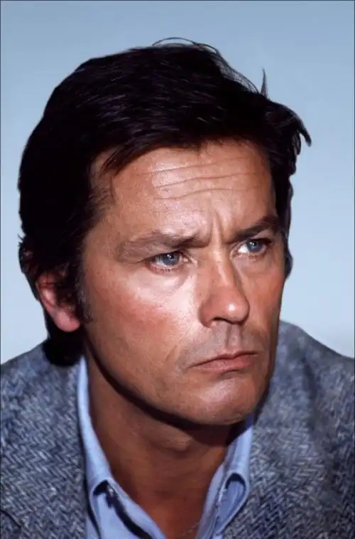 delon) /i>,1935年11月8日出生于法国上塞纳省索镇,法国男演员