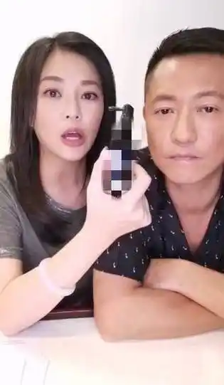 48岁刘小慧罕见现身,容颜未老气质好,老公苏志威曝夫妻秘事_直播_乐坛