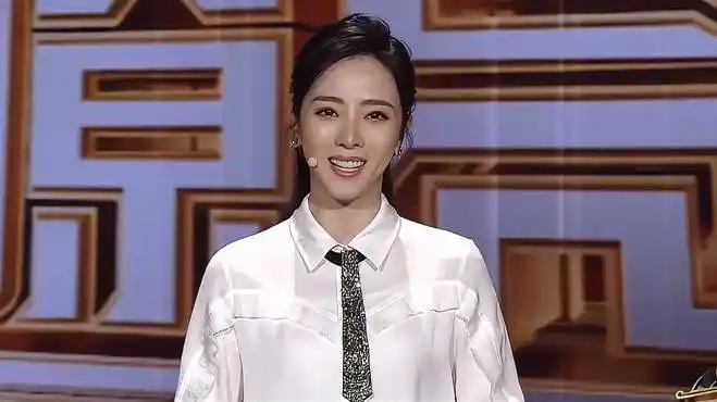 主持人李思思登场,共同致敬经典歌曲《东方红》丨回声嘹亮-影视综视频