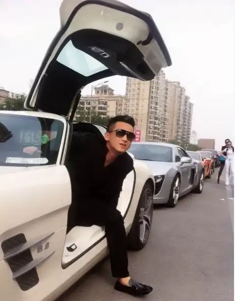 曝京城富二代的奢侈生活:玩香车拥美女