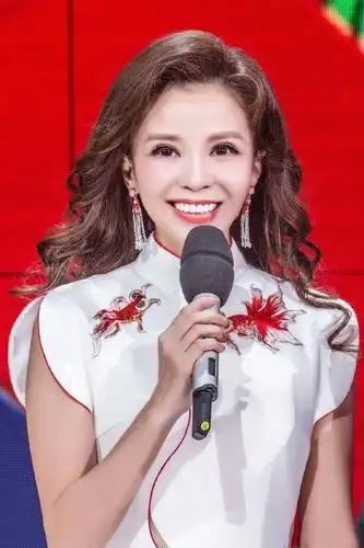 央视主持人朱迅晒采茶视频,戴大草帽笑容满面,农妇造型太接地气_粉红