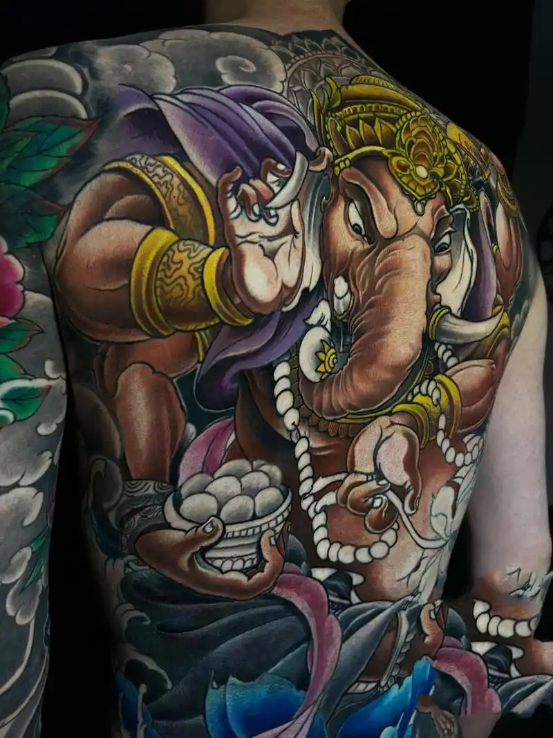 满背象神纹身