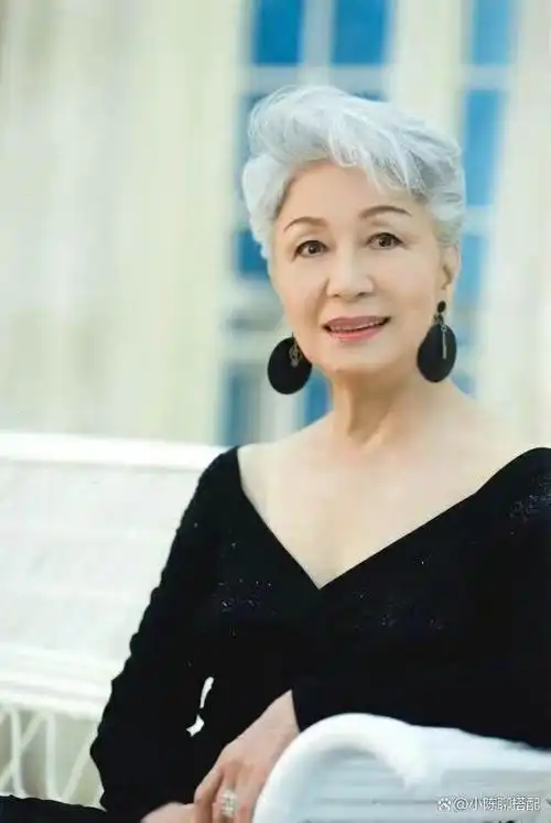 90岁白发奶奶无惧岁月,不穿老年装,体态优雅,美成奶奶辈榜样