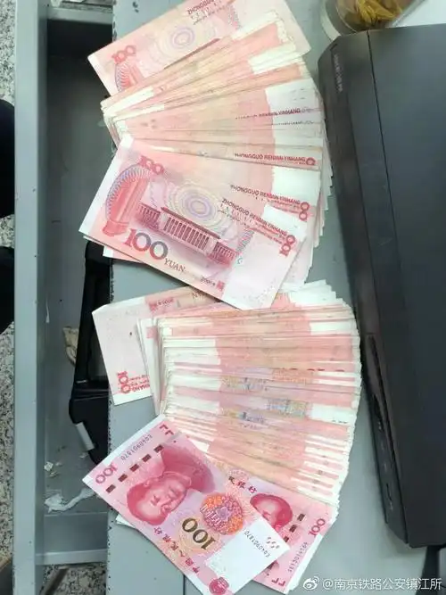 镇江南站,一包内二十万现金刚过安检,主人已经准备进站了!