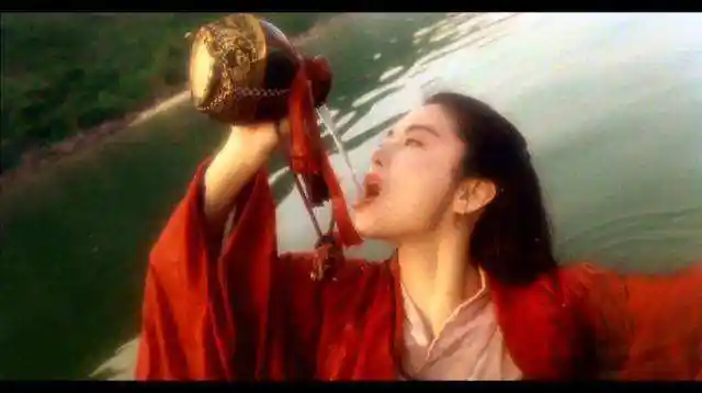 《笑傲江湖之东方不败》中林青霞的喝酒为大家了塑造了最美最潇洒的