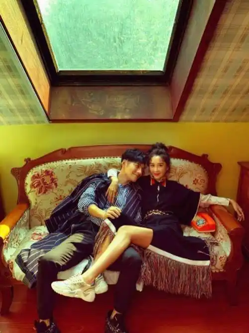 严屹宽与杜若溪拍大片,化身"望妻石"甜喊老婆傻丫头,超恩爱!