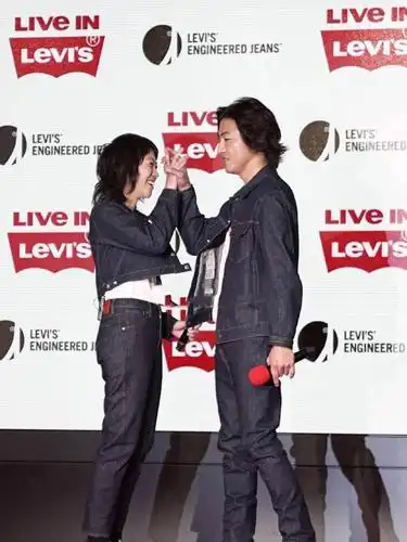 木村拓哉和窦靖童同穿牛仔服,相差24岁的两个人看不出年龄差