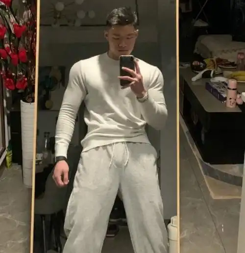 东北肌肉男在家玩儿自拍好身材就是这么给力