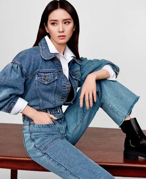 刘诗诗首次挑战中性风,一身牛仔装叠穿白衬衫太帅了,可以模仿了