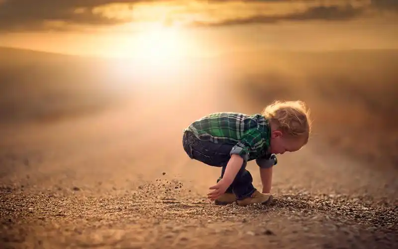 唯美黄昏美景可爱宝宝桌面壁纸