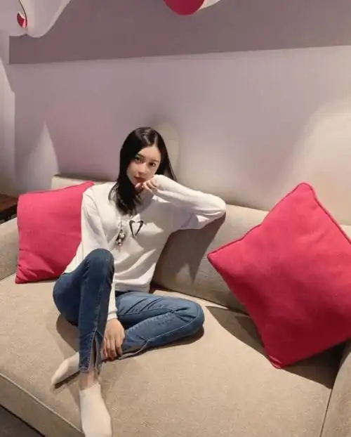 潘玮柏妻子宣云晒天台美照,戴墨镜长腿白皙,凹造型秀无名指婚戒