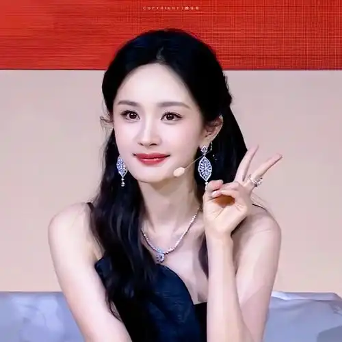 怎么这么可爱99#杨幂穿高定打游戏